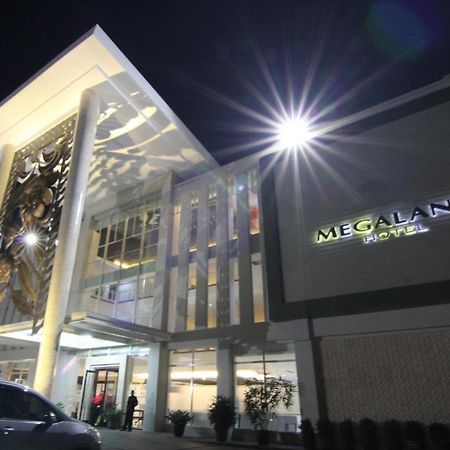Megaland Hotel Solo Exterior photo
