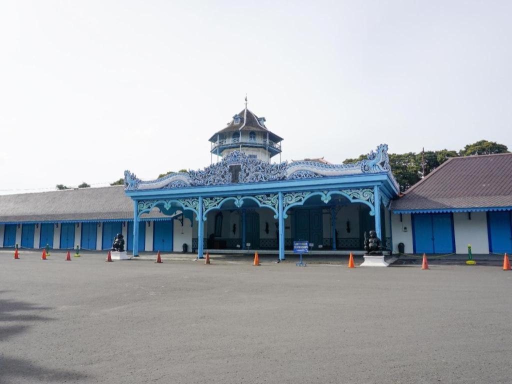 Megaland Hotel Solo Exterior photo