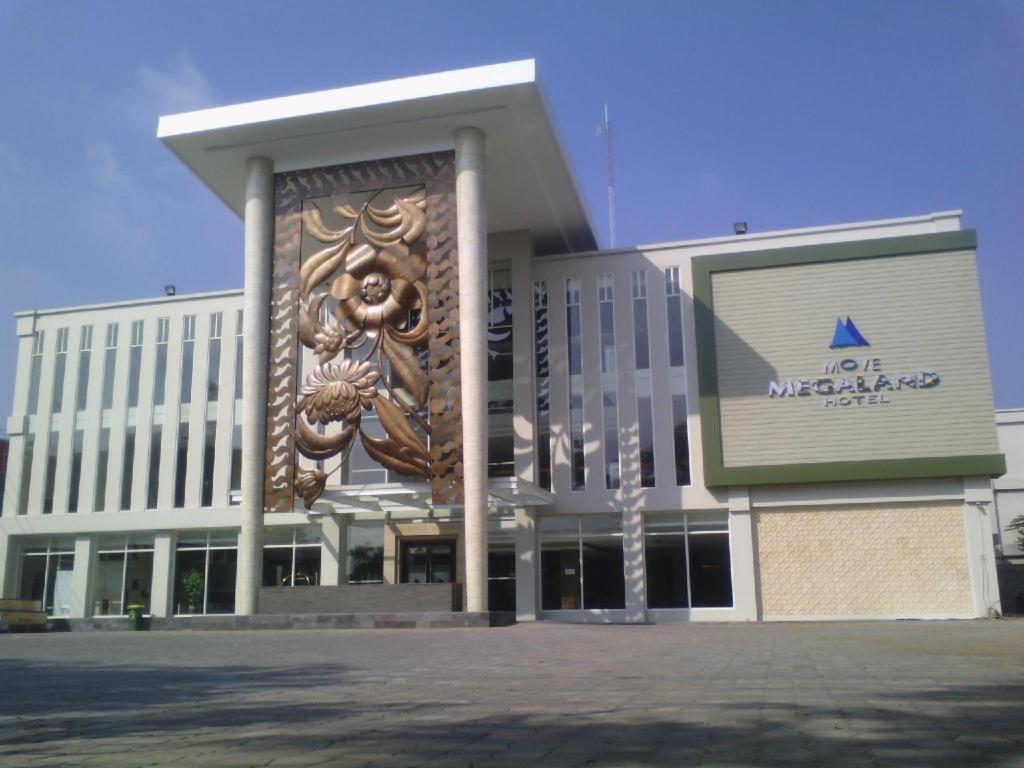Megaland Hotel Solo Exterior photo